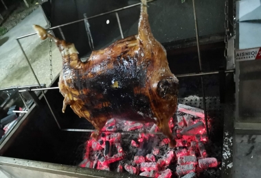 喝吉祥酒，吃发财肉